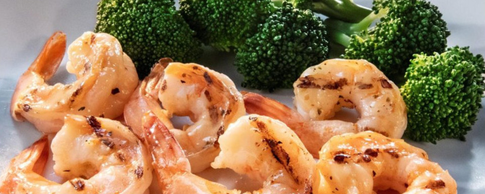 Grilled shrimp and broccoli on a plate